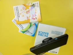 Комплекс «Играй и развивайся» даёт возможность проводить красочные занятия для развития крупной моторики, мышления, памяти, координации и воображения с помощью технологии
захвата движения. Дети управляют интерфейсом с помощью движений тела, рук и ног.