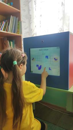 Многофункциональное устройство с сенсорным экраном, которое объединяет в себе возможности планшета, игровой консоли, образовательного центра и даже инструмента для творчества. Его уникальная форма в виде куба делает его не только удобным в использовании, но и привлекательным элементом интерьера